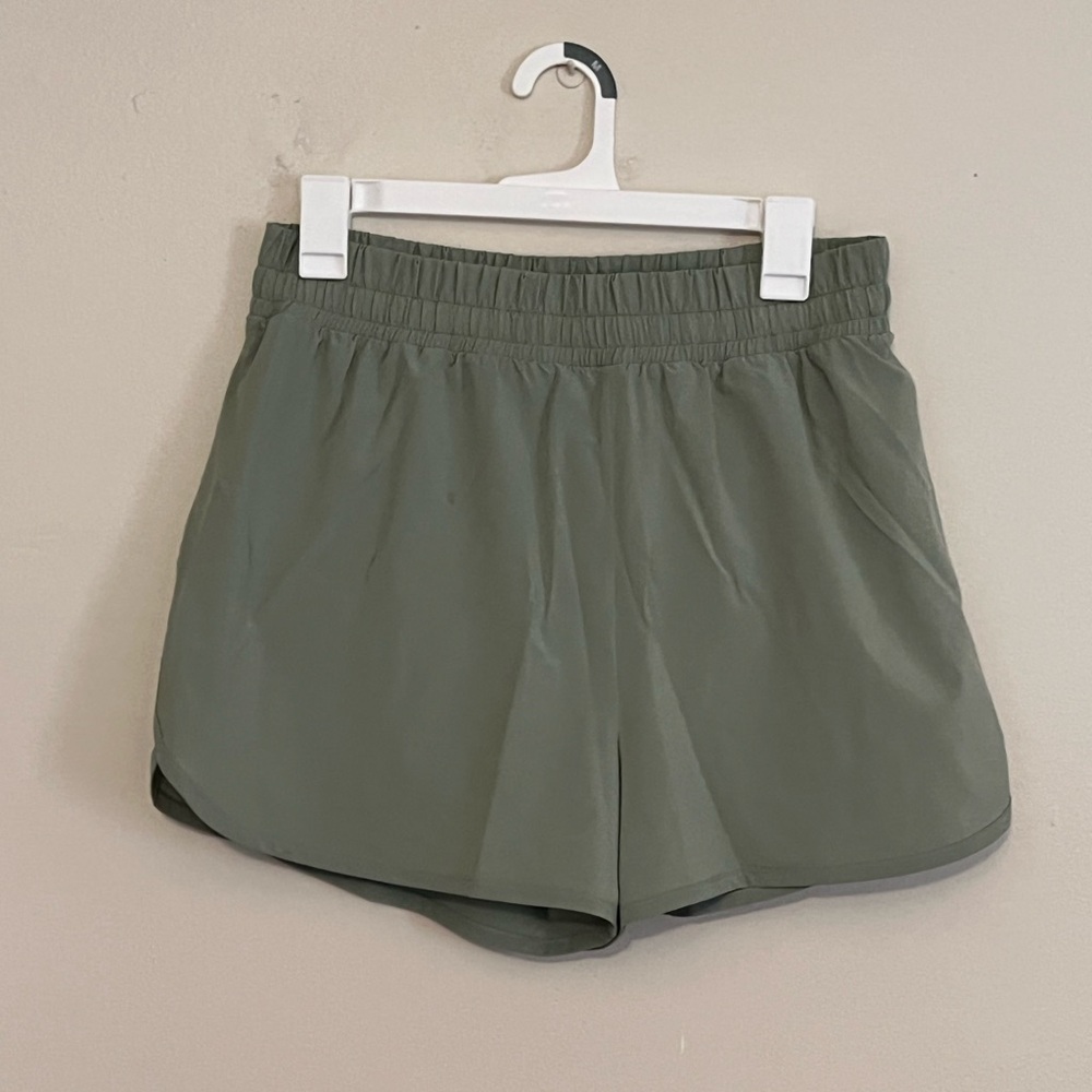 Beyond Yoga Stretch Woven In Stride Lined Short gray-green size medium